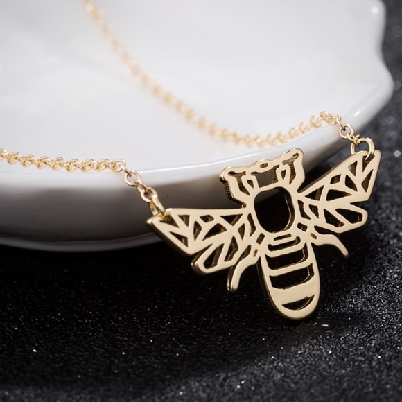 Jewelry - Gold bee necklace outline ADORABLE! Chain New